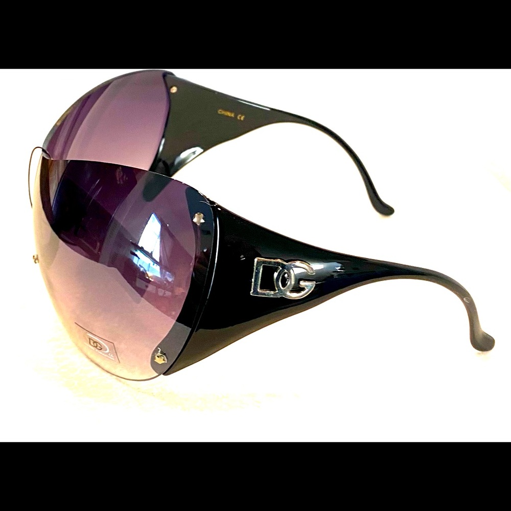 DG0707 Black frame with black wrap around lens style.